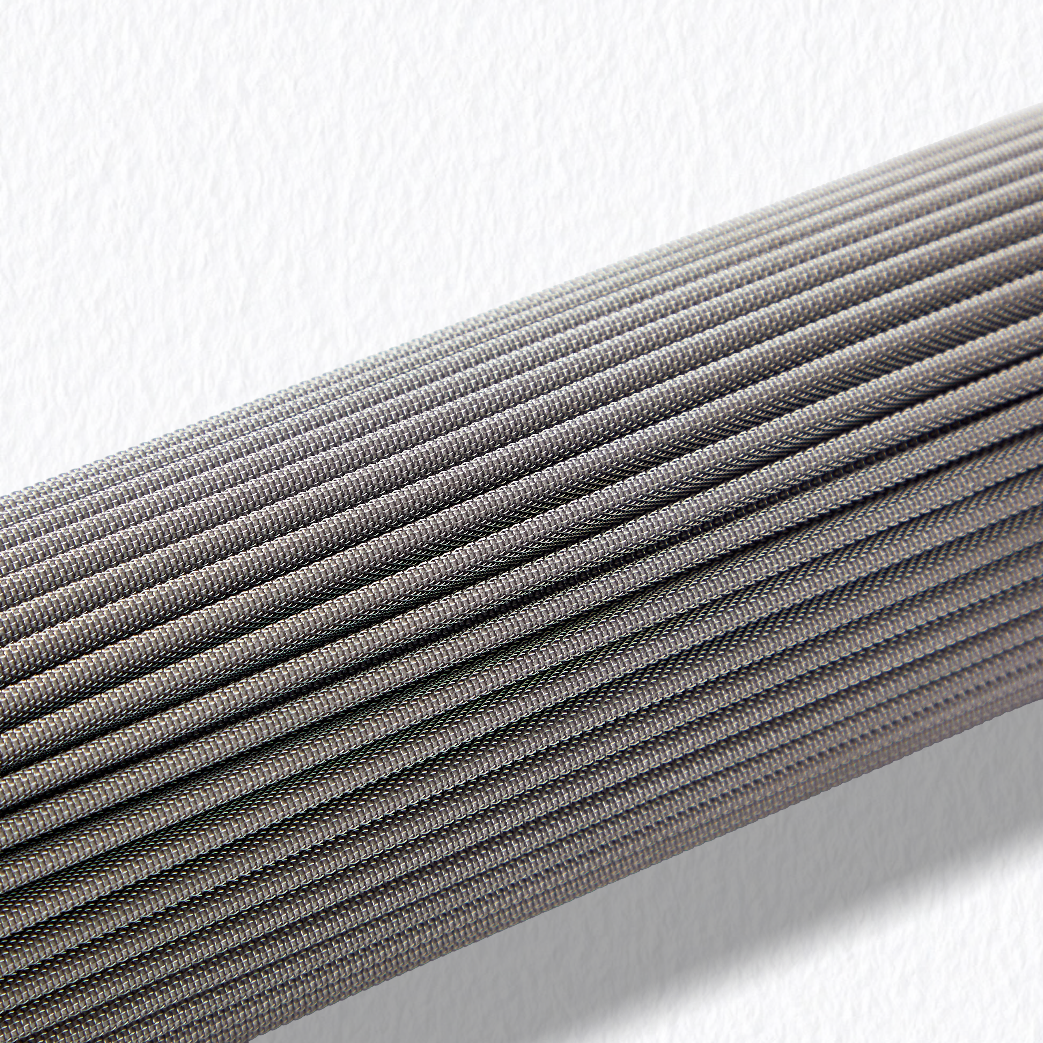 Vis&atilde;o macro da superf&iacute;cie plissada da m&iacute;dia de feltro de fibra de a&ccedil;o inoxid&aacute;vel sinterizado, mostrando estrutura porosa profunda para alta capacidade de reten&ccedil;&atilde;o de sujeira e remo&ccedil;&atilde;o de gel.