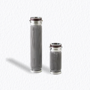 Vis&atilde;o geral dos cartuchos de filtro plissados ​​de a&ccedil;o inoxid&aacute;vel em v&aacute;rios comprimentos (10 polegadas, 20 polegadas) feitos de feltro de fibra sinterizada para filtra&ccedil;&atilde;o em alta temperatura e alta viscosidade.
