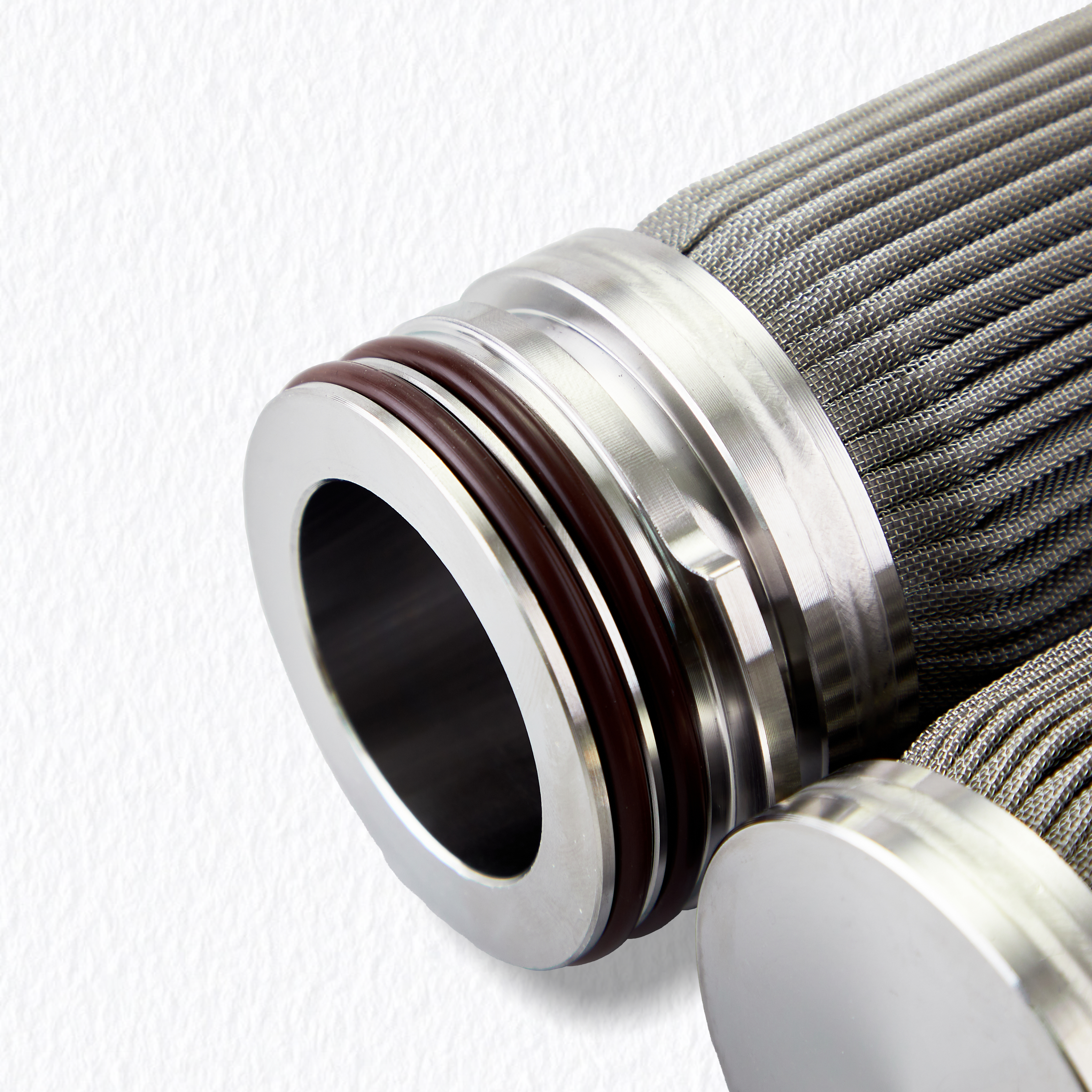 Close-up da tampa de extremidade aberta do cartucho de filtro em a&ccedil;o inoxid&aacute;vel com veda&ccedil;&atilde;o de anel de veda&ccedil;&atilde;o duplo resistente a altas temperaturas (C&oacute;digo 222/226) para filtra&ccedil;&atilde;o segura e sem bypass.
